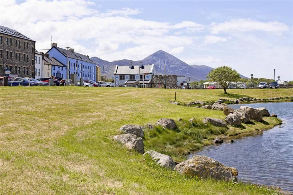 Clew Bay Balcony Views - Westport Quay Apt Apartment ภายนอก รูปภาพ